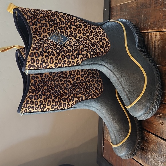 Leopard Muck Boots - Picture 1 of 6